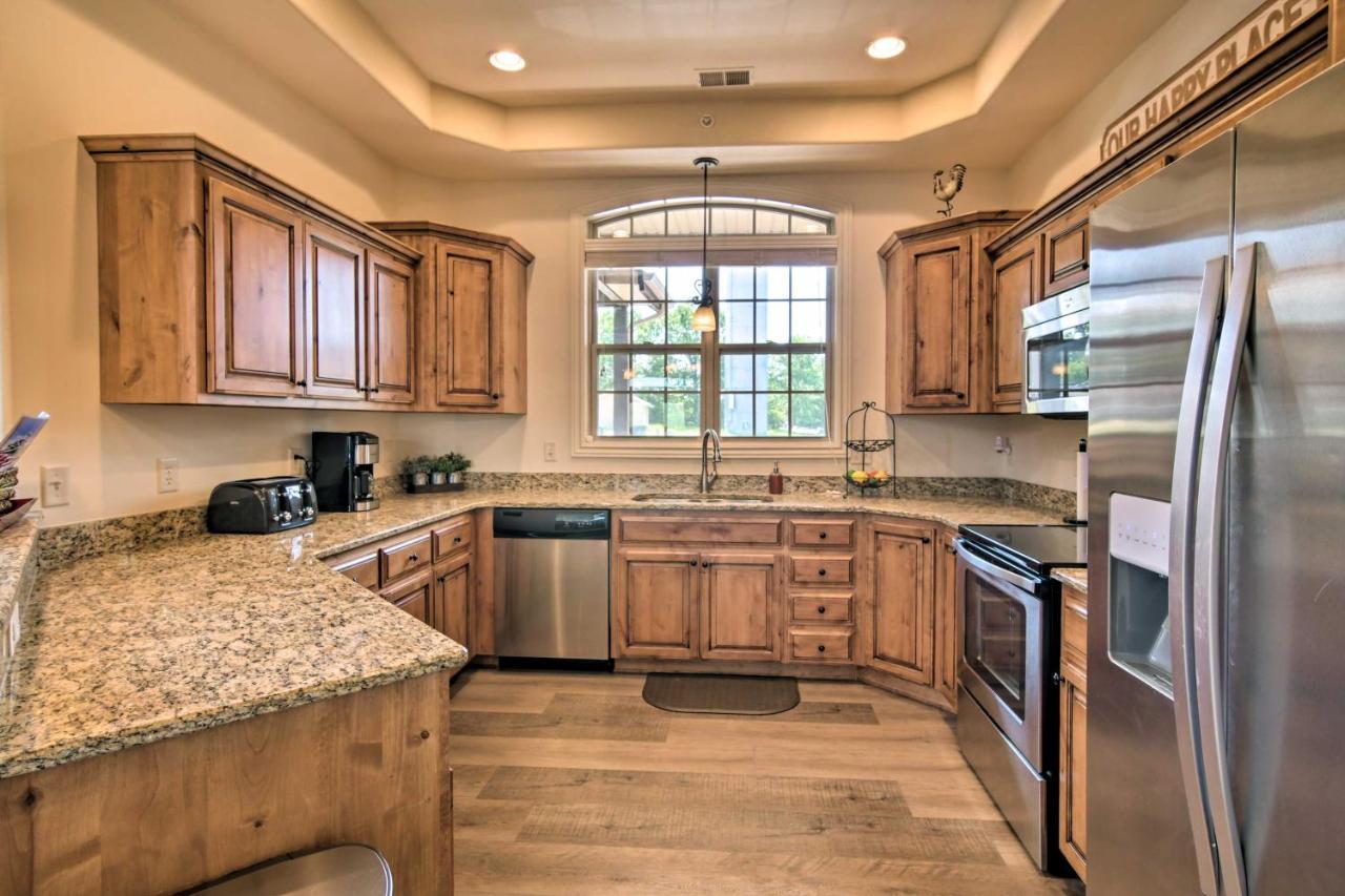 Luxe Branson Retreat With Mtn Views And Pool Access! Daire Dış mekan fotoğraf